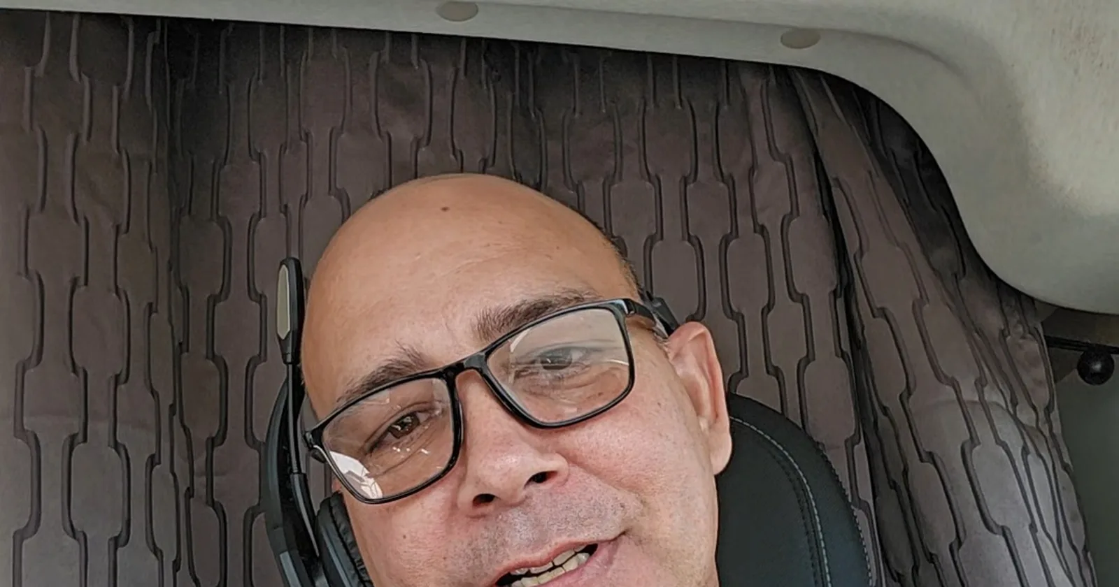 Ricardo Galán manejando su cargo van, calculando su RPM real en ruta