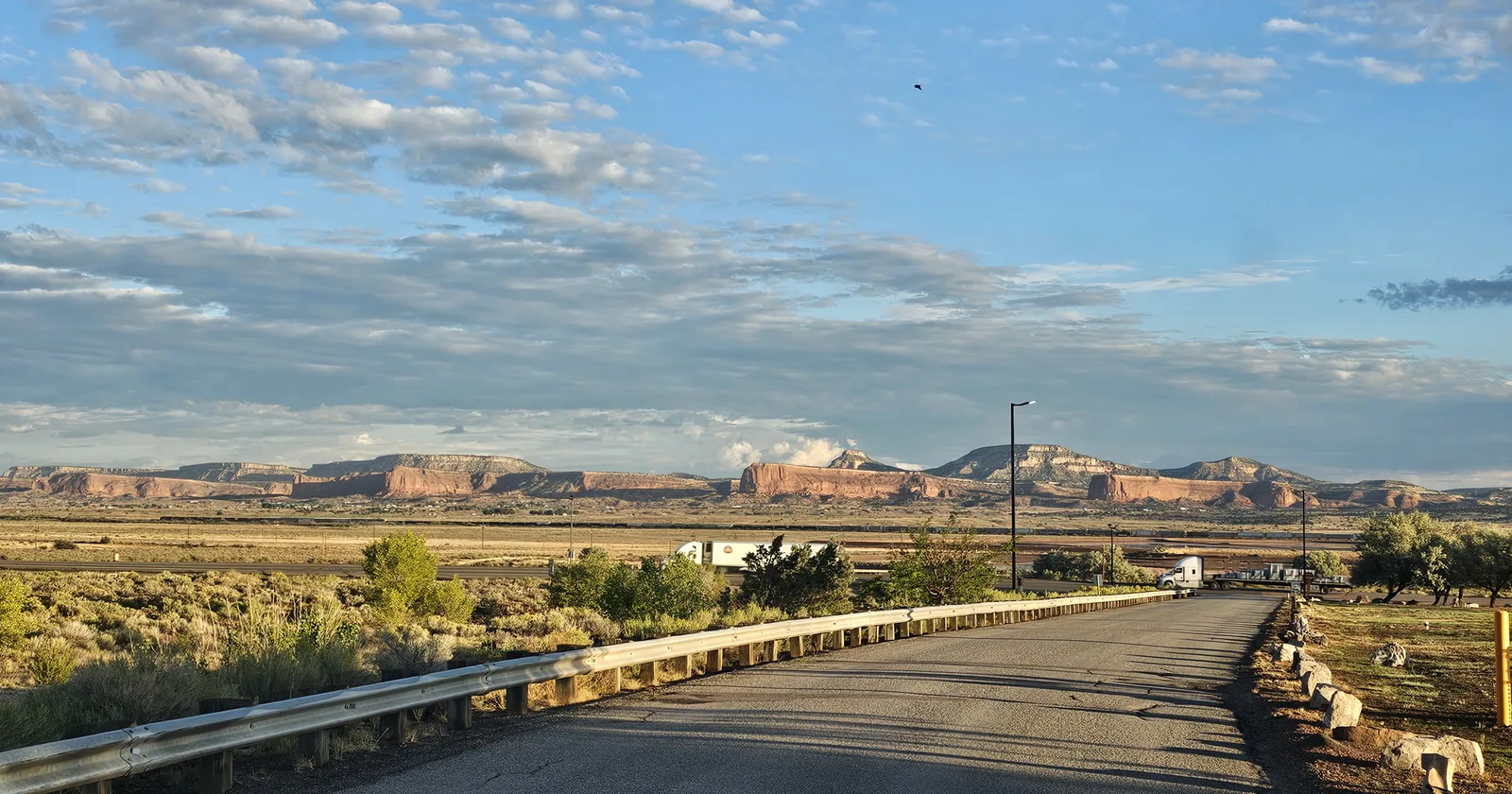 Carretera vacía en el desierto, millas sin carga