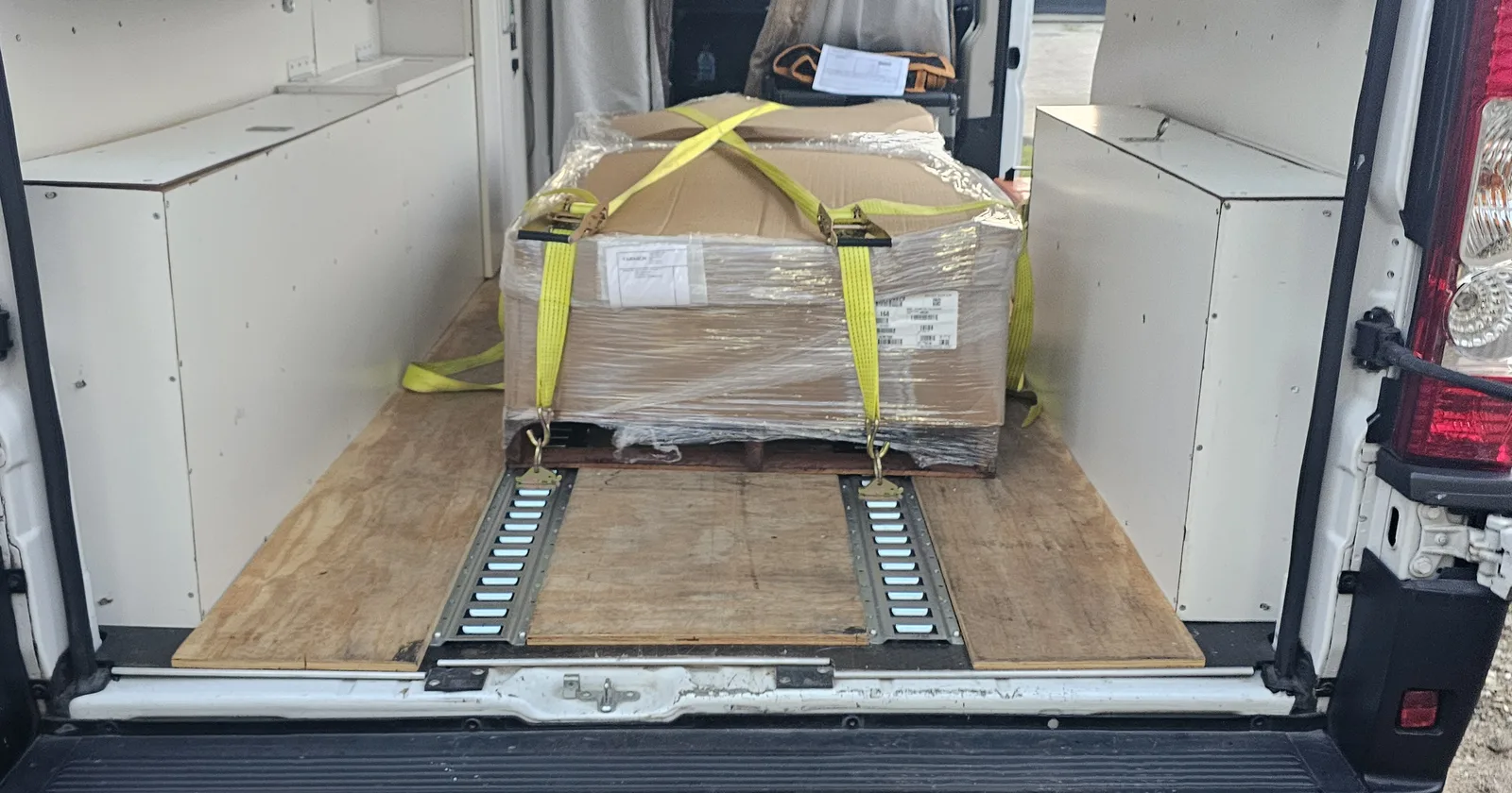 Carga real asegurada dentro de la cargo van
