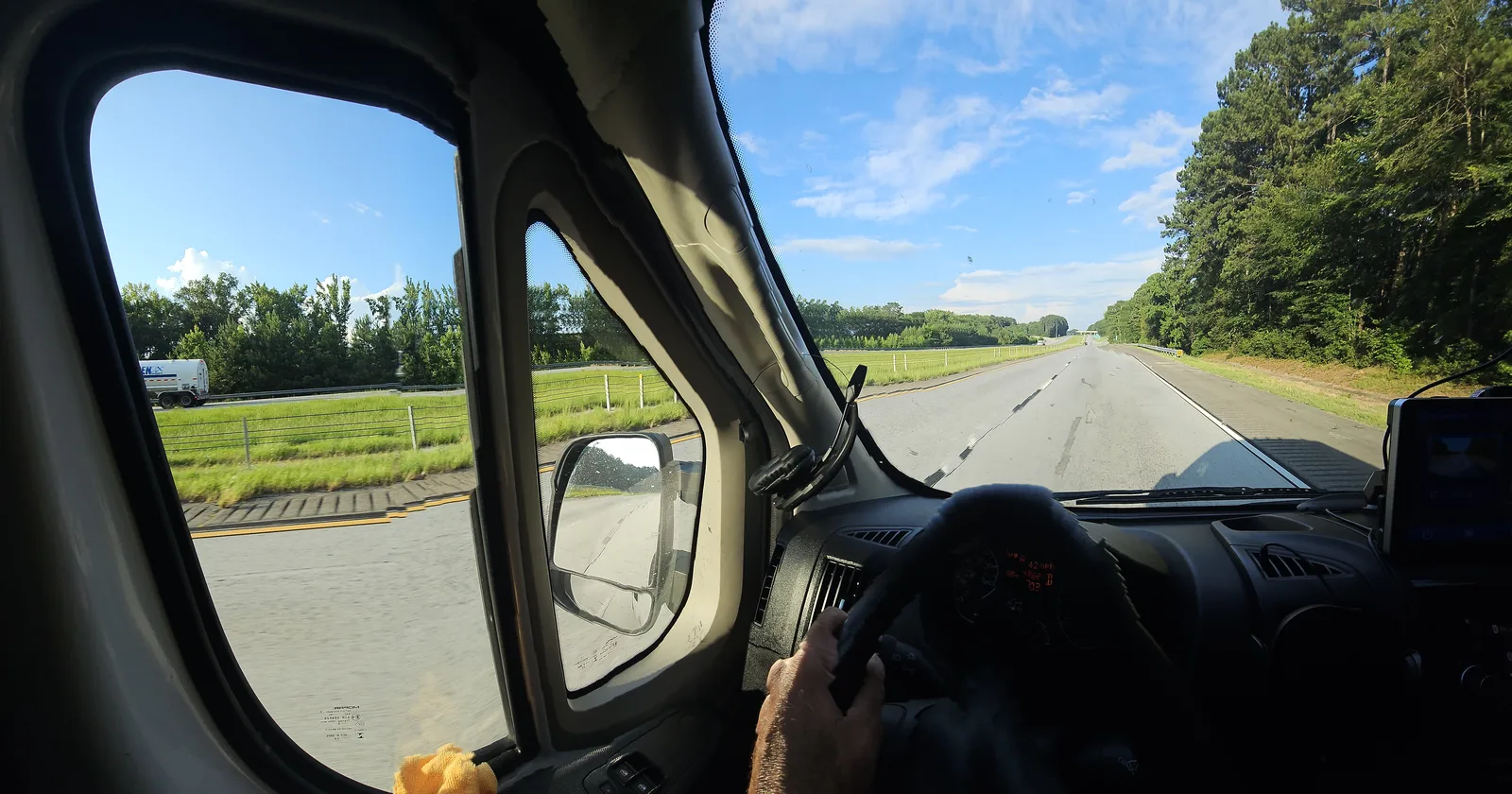 Vista desde el volante de la cargo van en la carretera