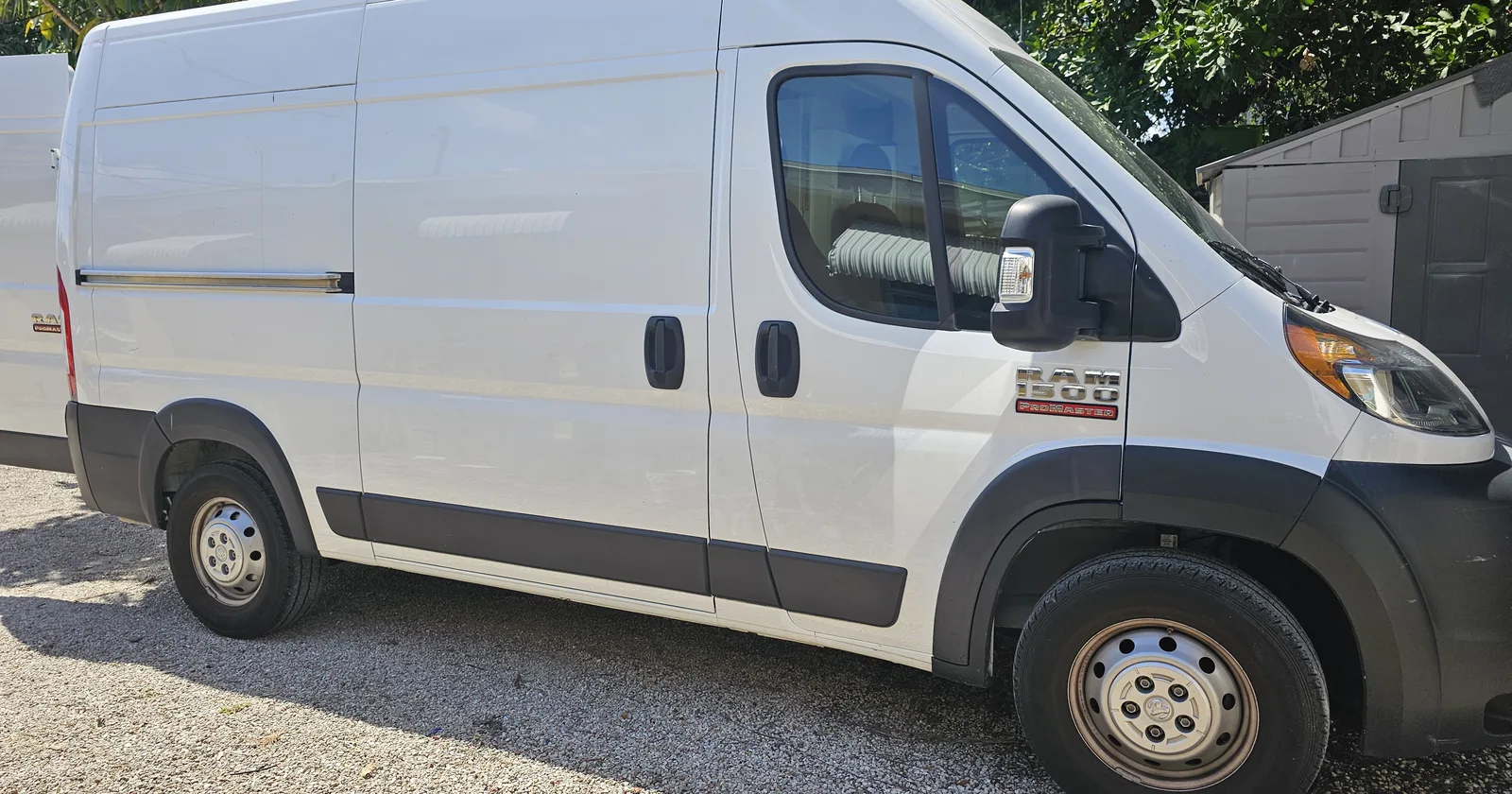 Ricardo Galán junto a su cargo van ProMaster 1500