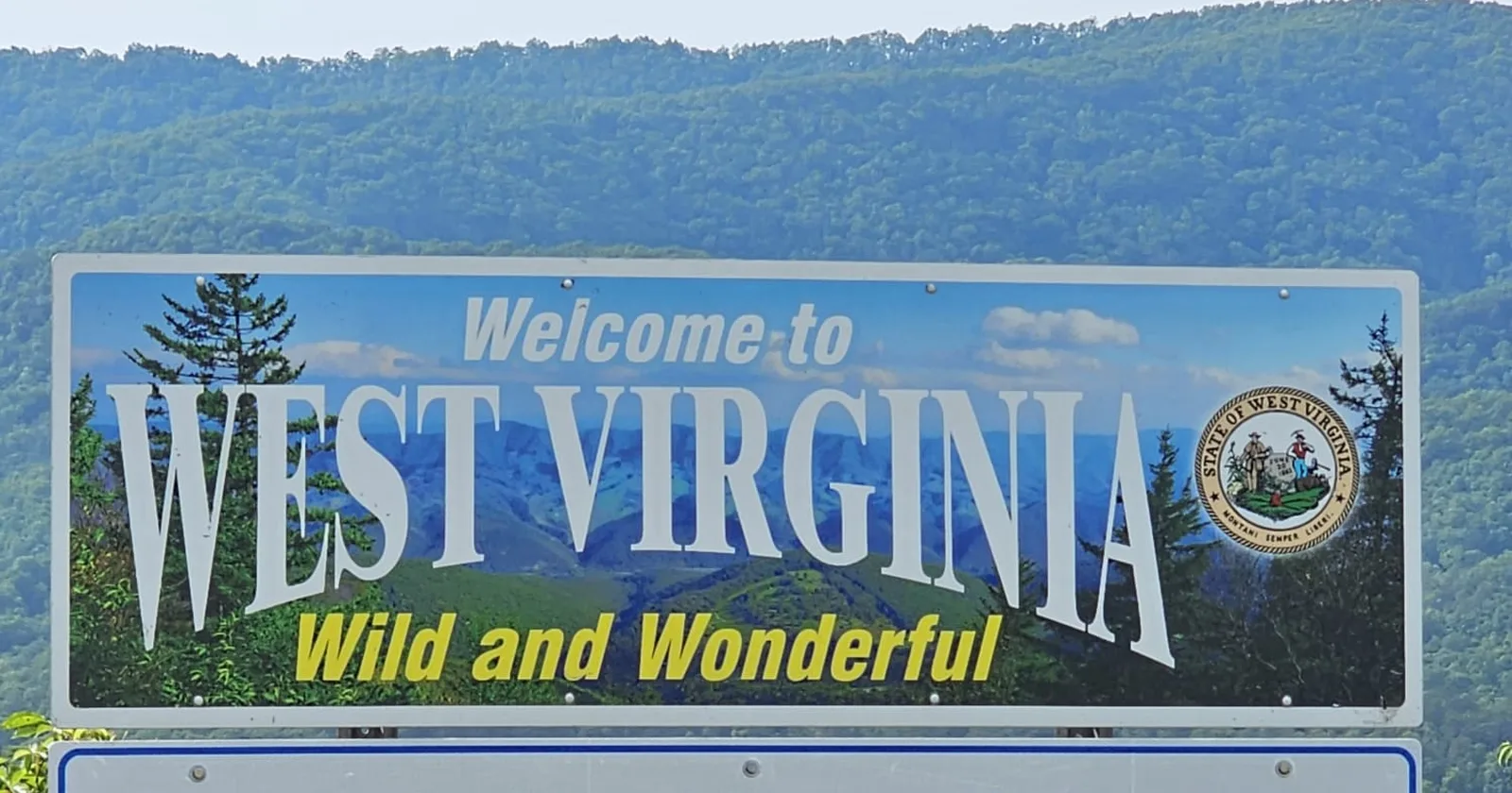 Letrero de bienvenida a West Virginia en ruta